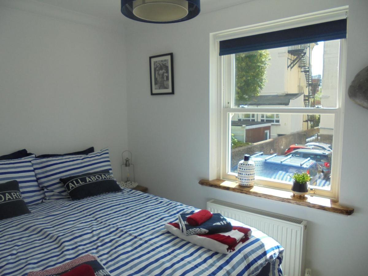 The Beach House Holiday Apartments Истборн Екстериор снимка
