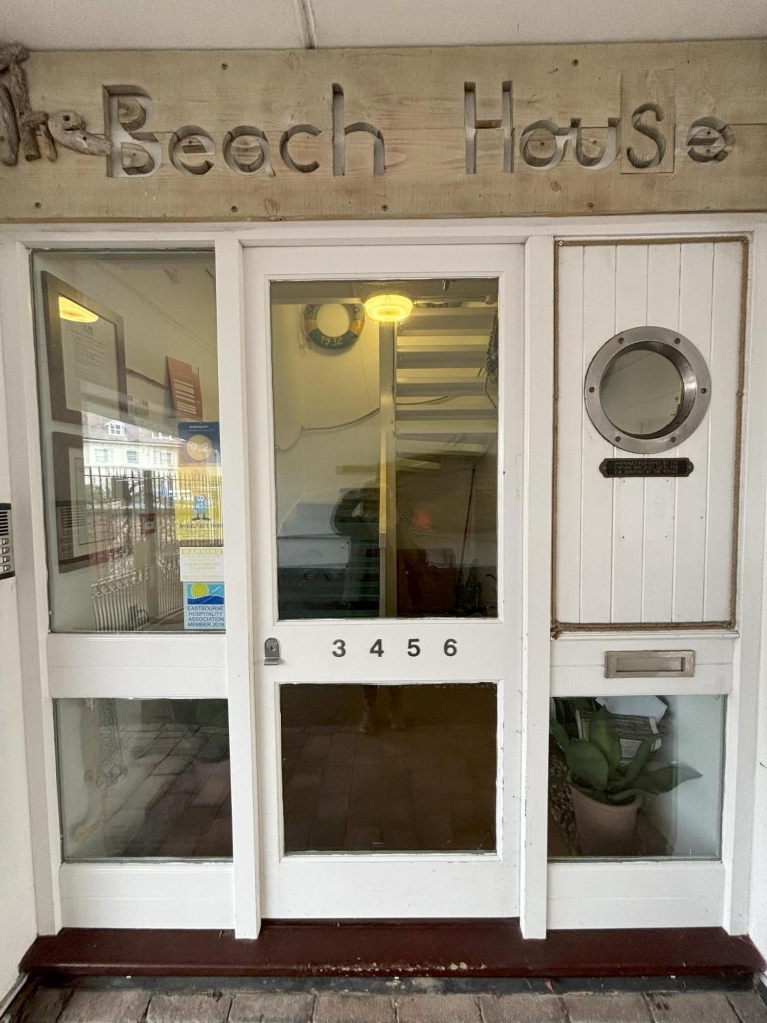 The Beach House Holiday Apartments Истборн Екстериор снимка