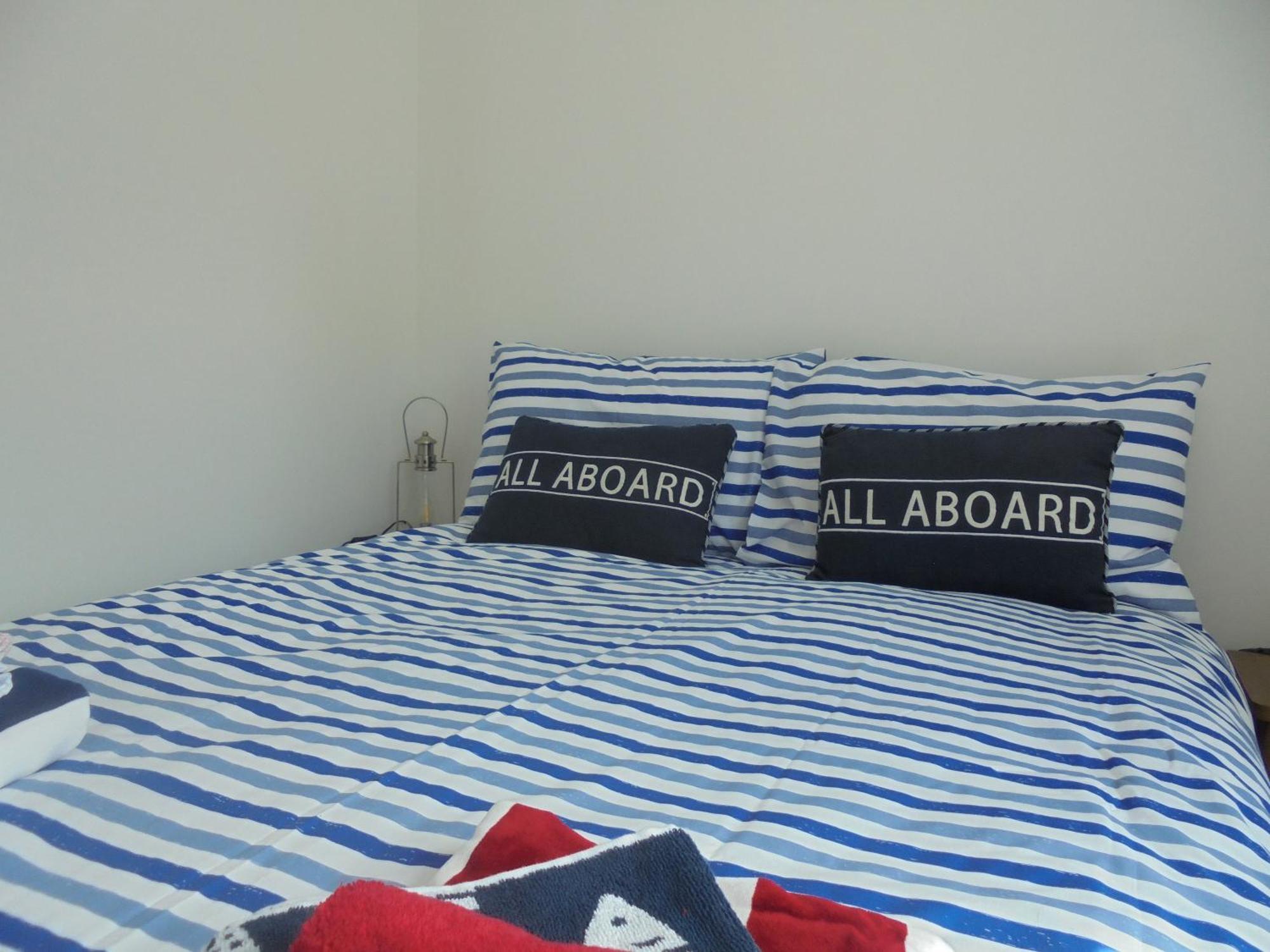 The Beach House Holiday Apartments Истборн Стая снимка