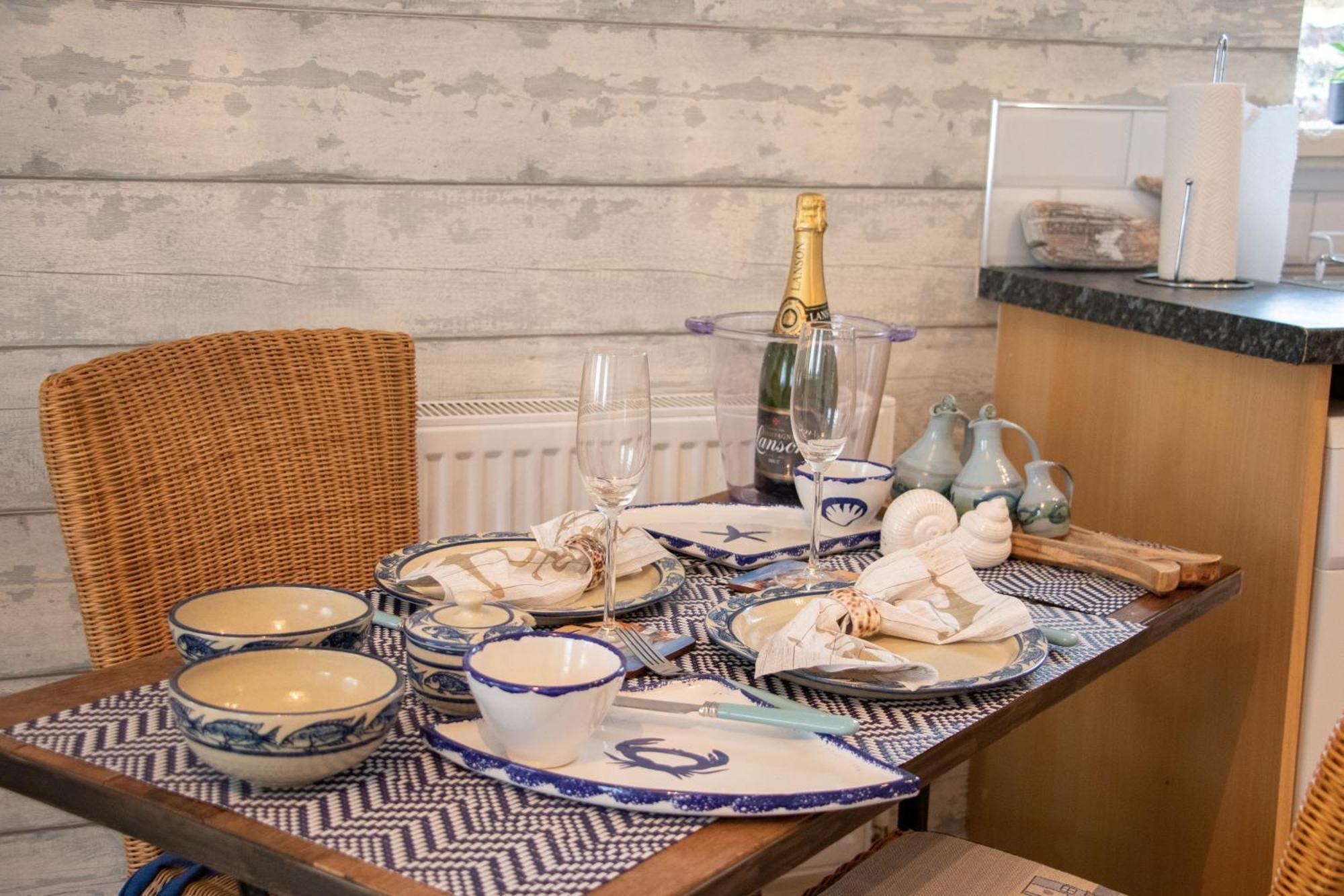 The Beach House Holiday Apartments Истборн Екстериор снимка